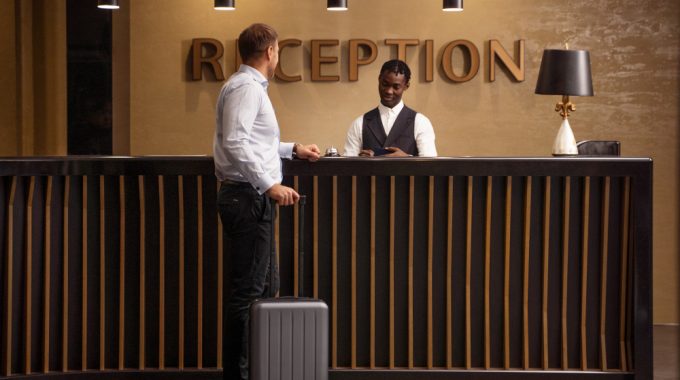 Comment les hôtels intègrent-ils la numérisation dans leurs services?
